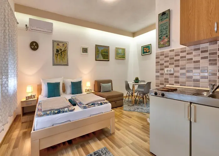 アパート Acapulco モスタル